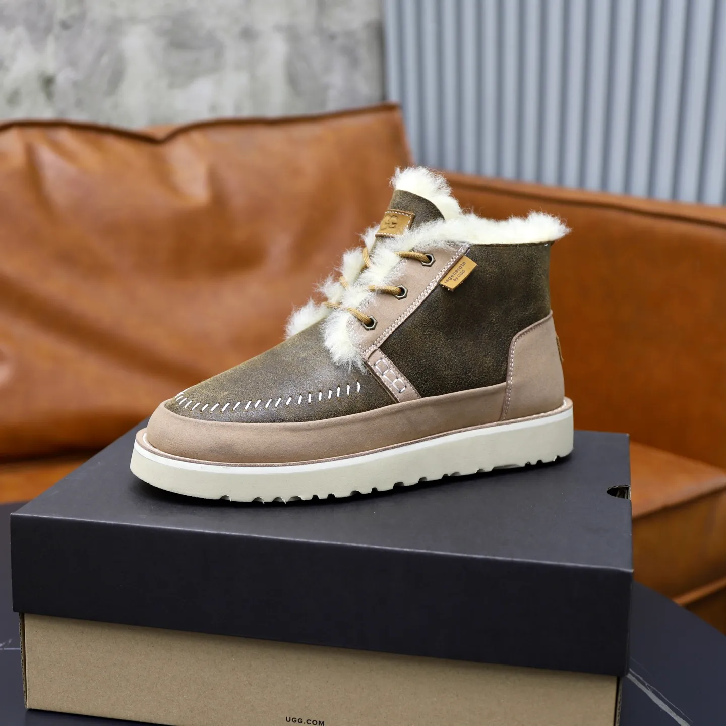 Ex-factory price: 620💰Thick wool imported from Australia Brand: UGG genuine purchase (fur integrated) Size: 39-44 (45 customized) Grade: Official website 1:1 Material: First layer of genuine leather waterproof and antifreeze upper Real wool lining Original non-slip and wear-resistant outsole Style category: Men's casual shoes Trendy style Comfortable on the feet Color: Official website color synchronization